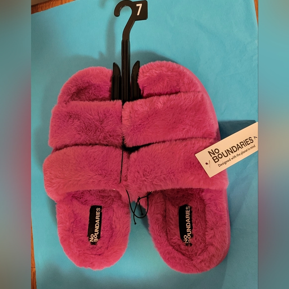 NWT No Boundaries Fuzzy Pink Slippers